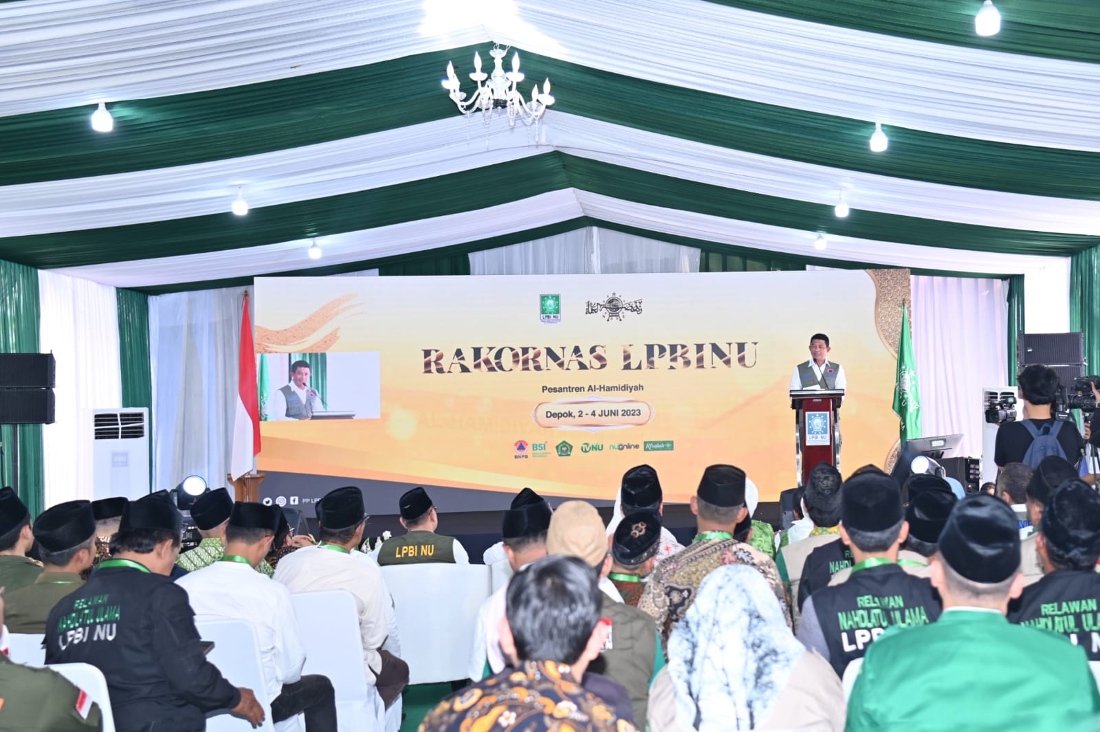 Kepala BNPB Letjen TNI Suharyanto (kemeja putih dengan rompi hijau) saat memberikan pemaparan pada Rapat Koordinasi Nasional Lembaga Penanggulangan Bencana dan Perubahan Iklim Nahdlatul Ulama (LPBI NU) yang dihelat di Pondok Pesantren Alhamidiah, Depok, Jawa Barat pada Sabtu (3/6). 